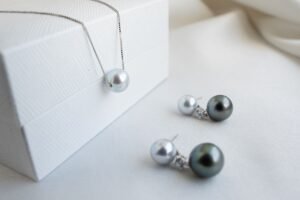 side by side comparison of Akoya, Tahitian, South Sea, and freshwater pearl strands