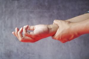 hand pain pyramid diagram showing palm, finger, and back-of-hand pain zones